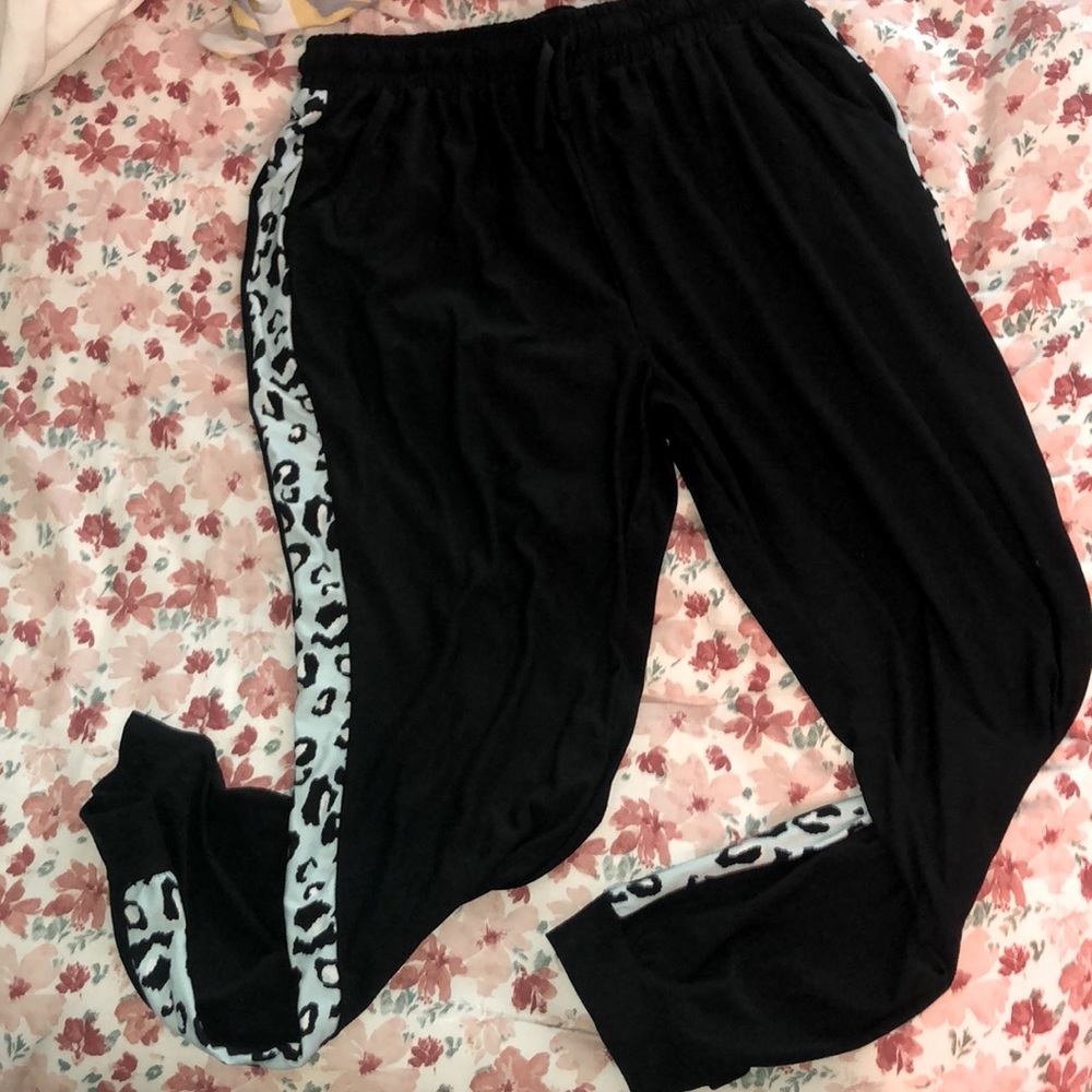 Shiela Rose NWOT JOGGERS.
